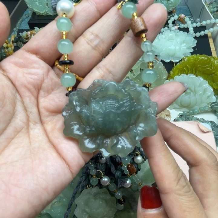 蛇纹石玉未镶嵌颈饰