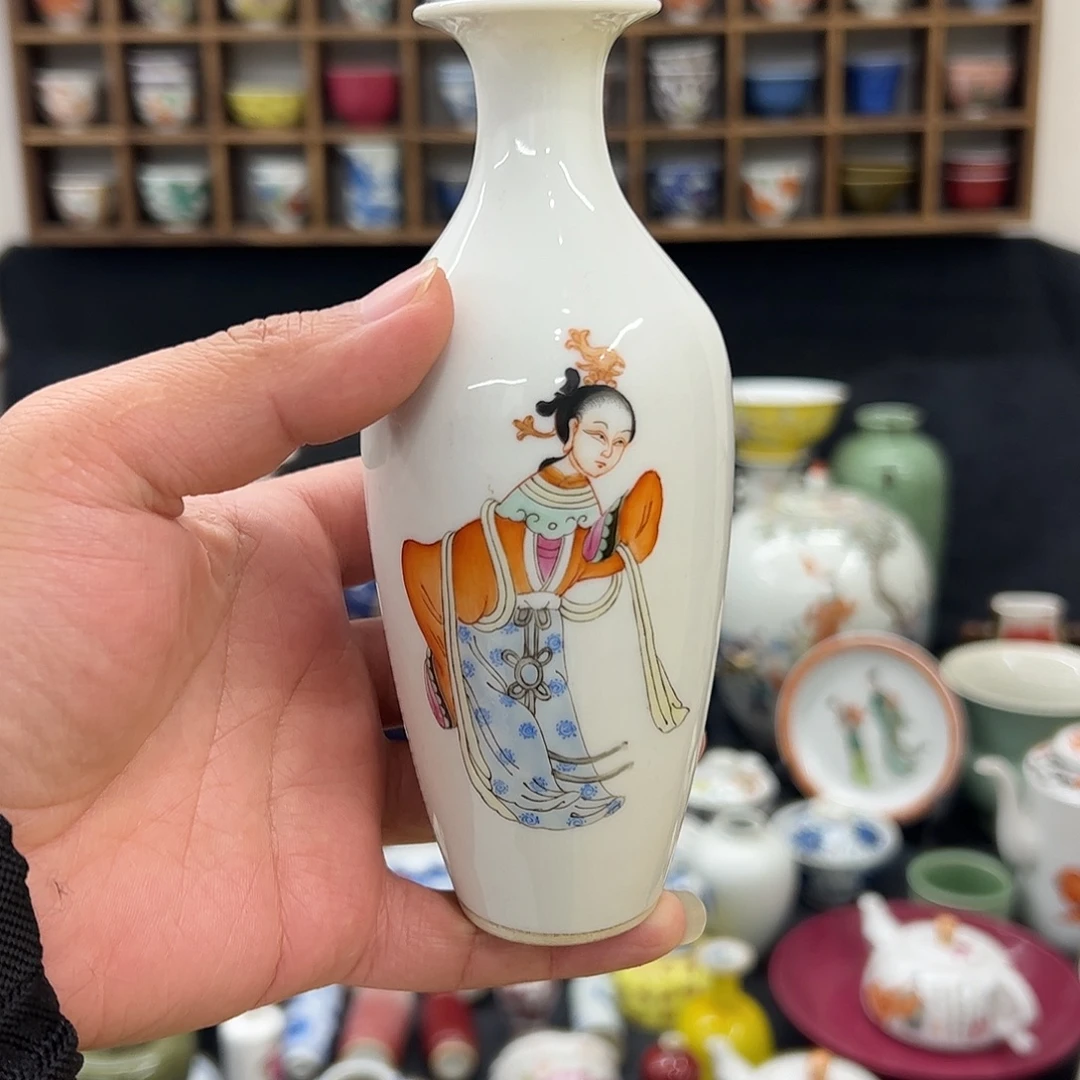 瓶粉彩无双谱人物小瓶