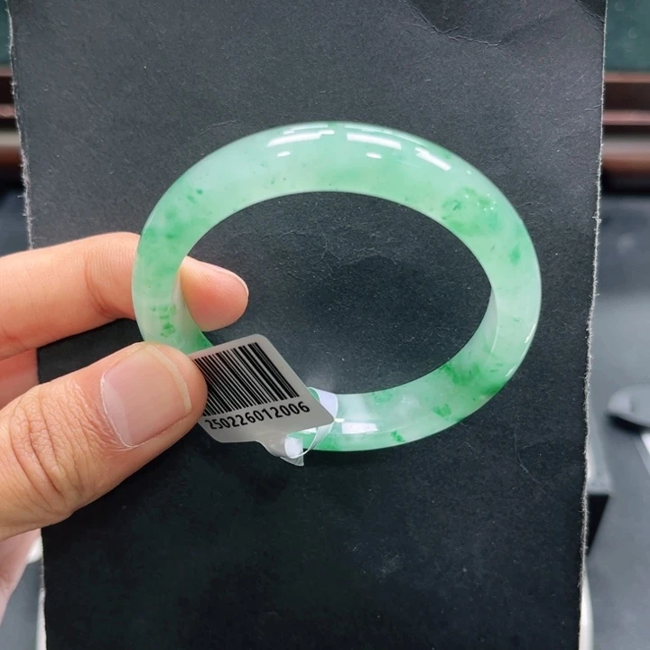 石英质玉（非洲翠）未镶嵌手镯