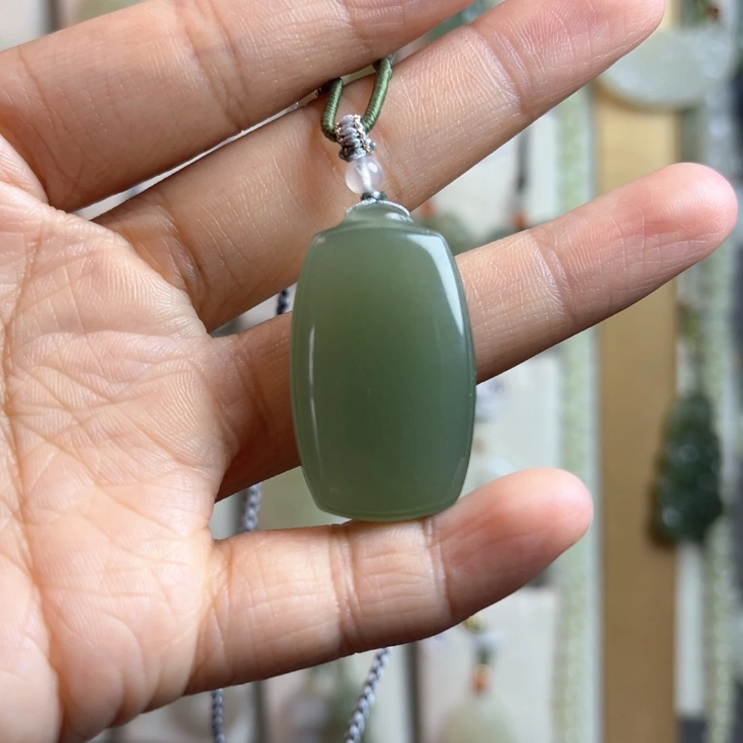 和田玉（糖玉）未镶嵌颈饰秋**人