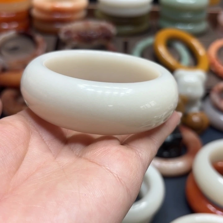 燕***妮石英岩玉合金颈饰