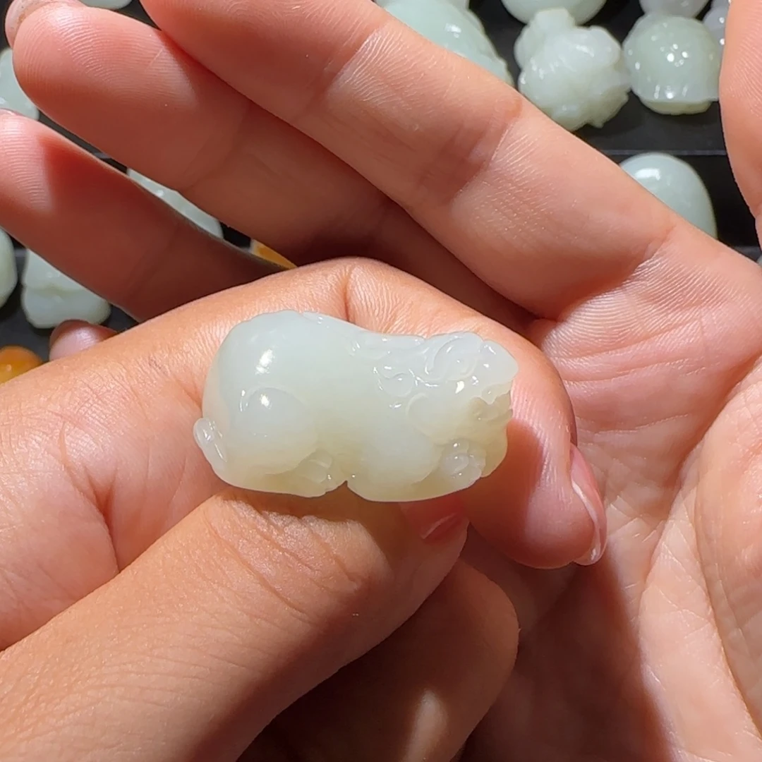 用***4和田玉未镶嵌颈饰