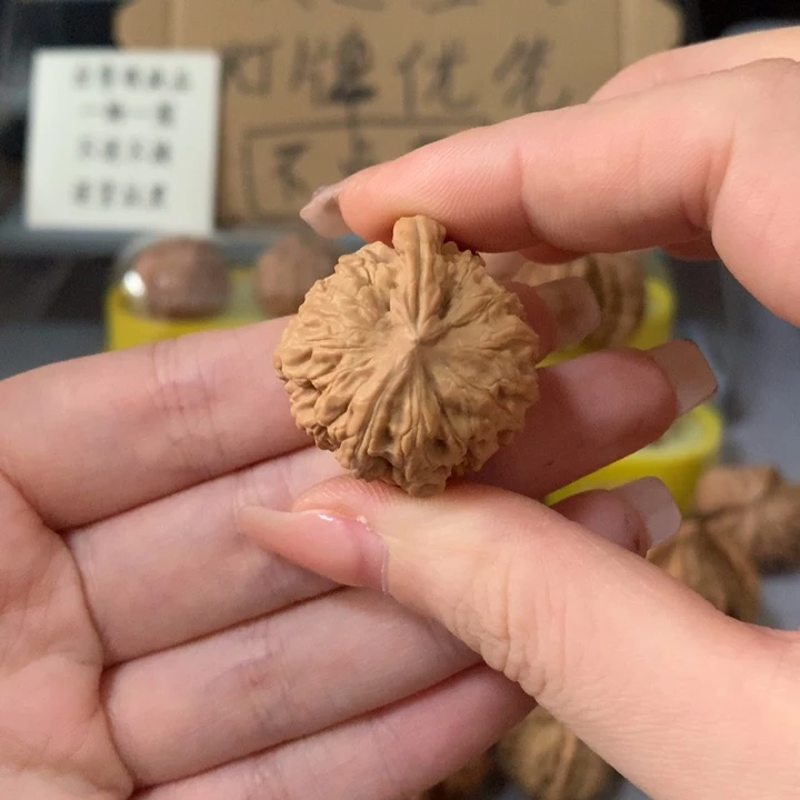 蓝***际吊坠文玩核桃异形单只，有瑕疵