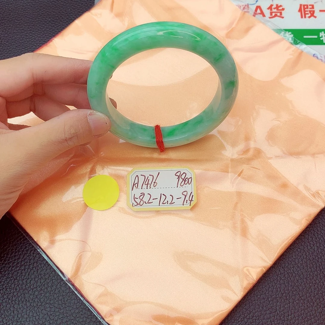 翡翠手镯未镶嵌翡翠