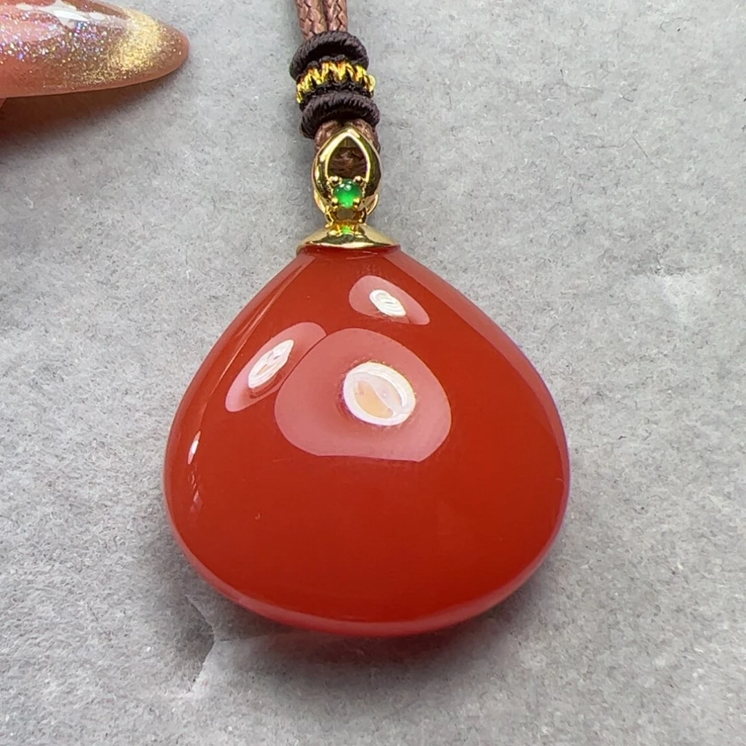 18K金镶嵌吊坠南红玛瑙