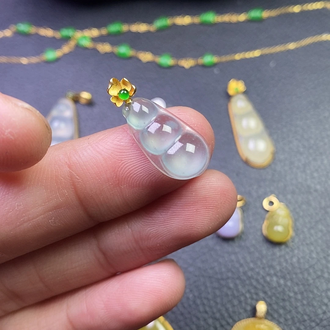 颈饰18K金镶嵌翡翠