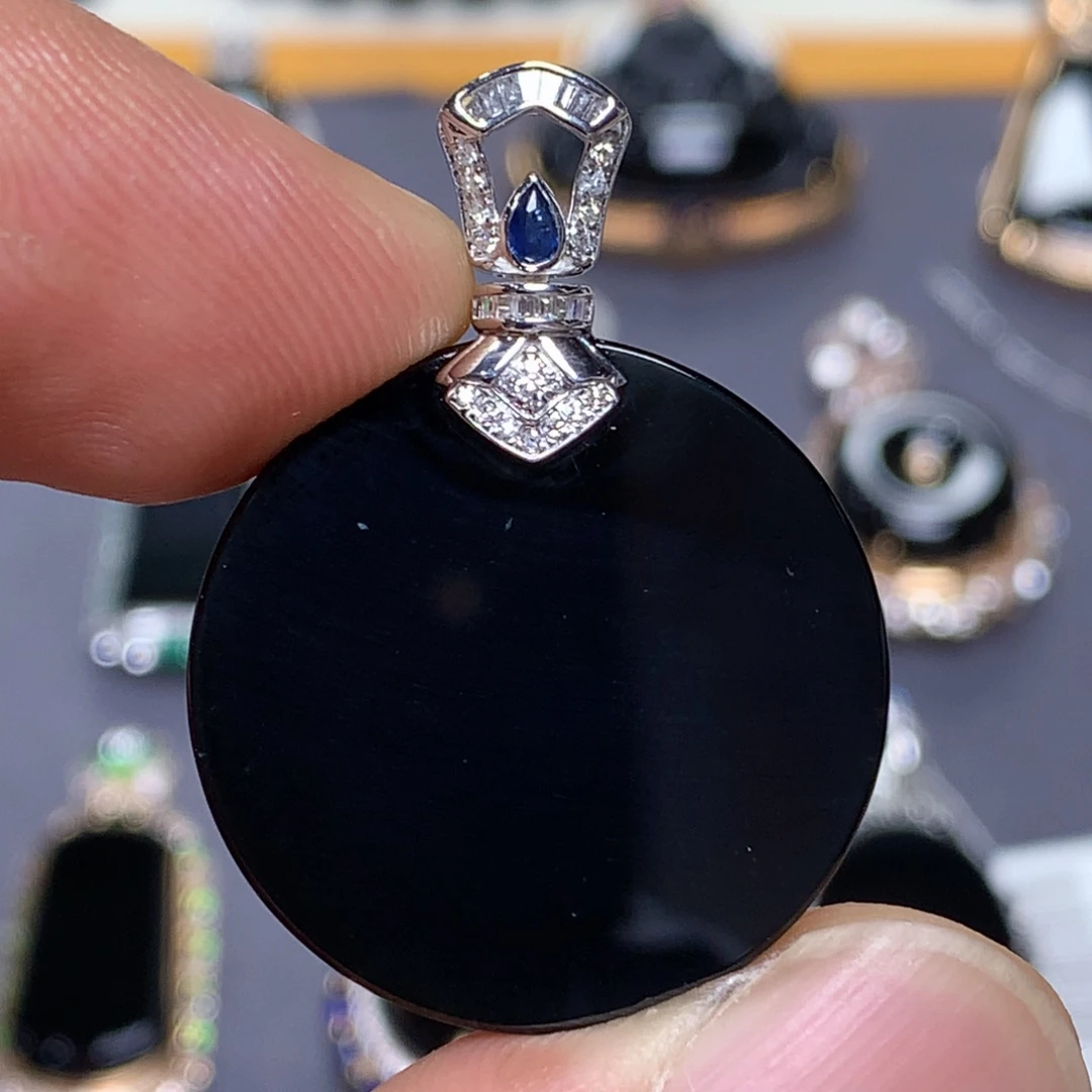 颈饰18K金镶嵌翡翠墨翠无事牌