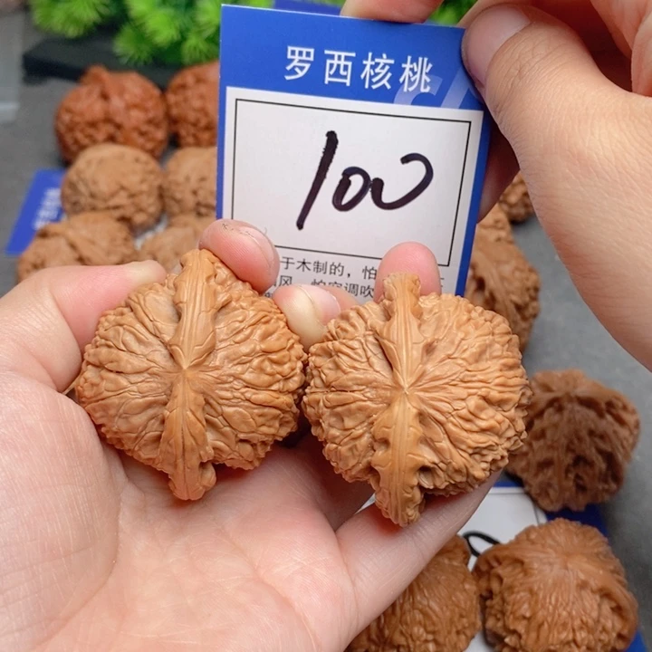 桃核把件45白狮子100号牌