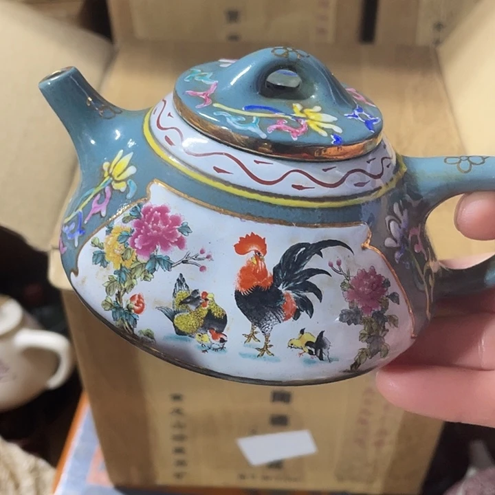 紫砂茶壶手工制作的一把紫砂壶。123