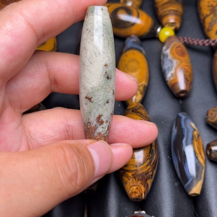 子***寿石英质玉未镶嵌颈饰