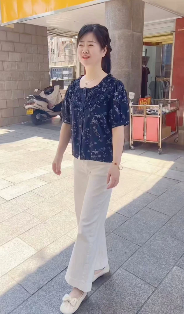 靓衣坊  藏青色碎花花边扣子衬衫