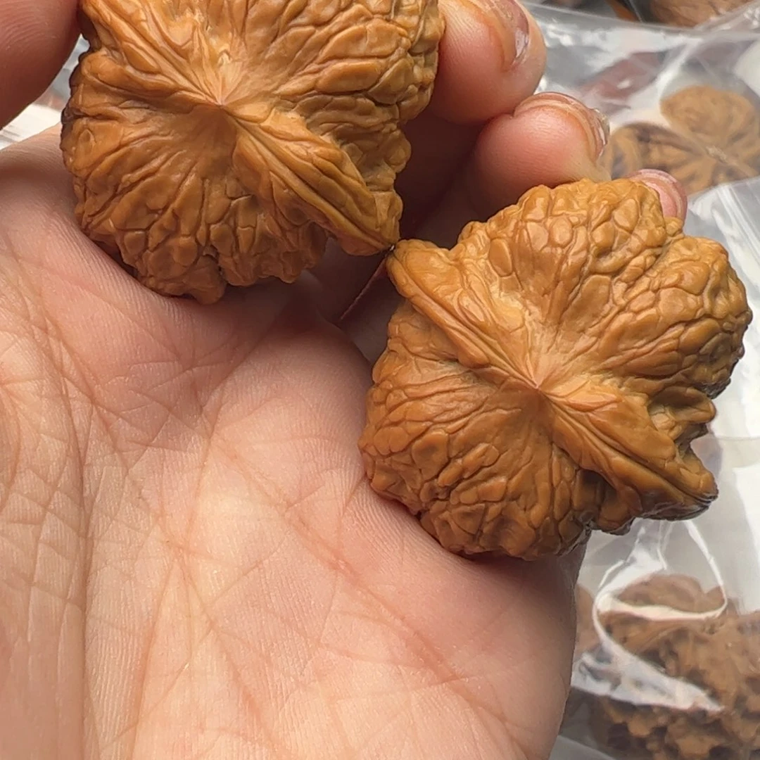 文玩核桃吊坠血麒麟36