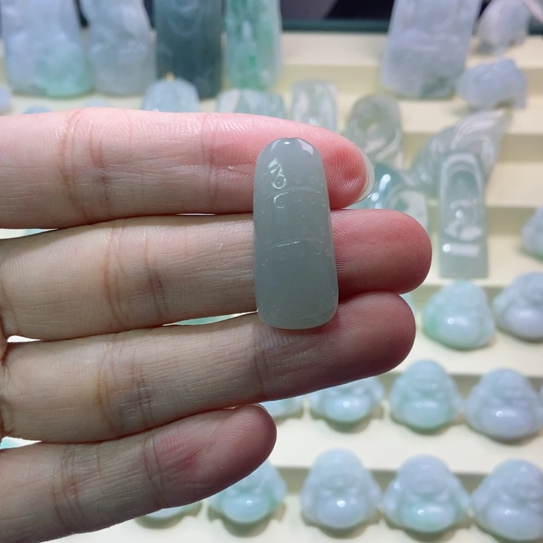 翡翠未镶嵌颈饰竹筒