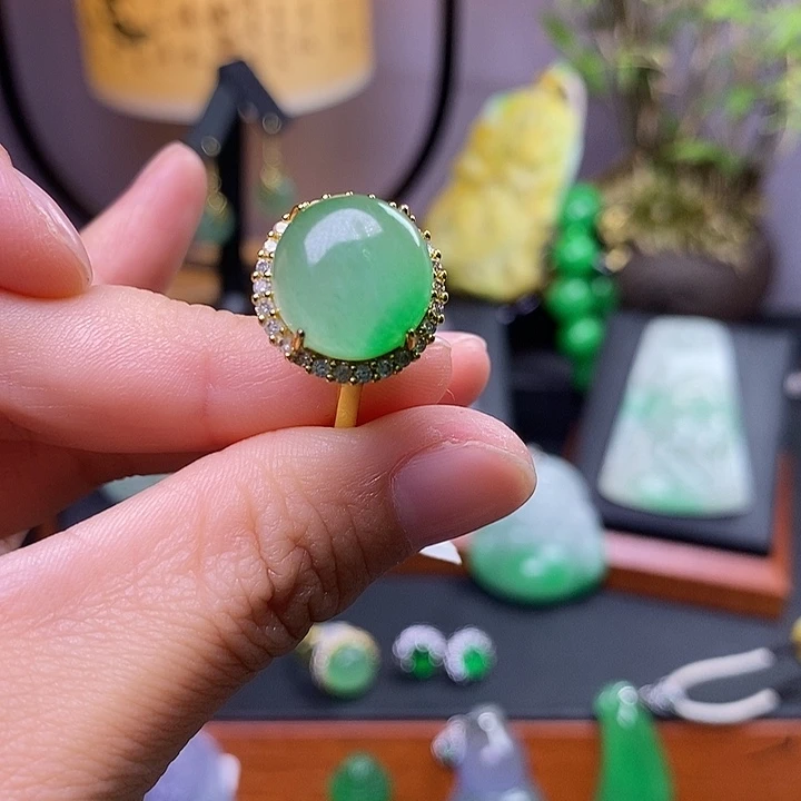 翡翠未镶嵌吊坠(赠链)