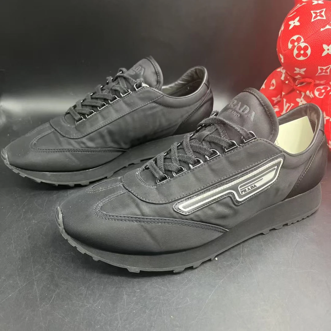 95新 Prada/普拉达 黑色布面侧边logo系带运动鞋41.5欧码 lz298