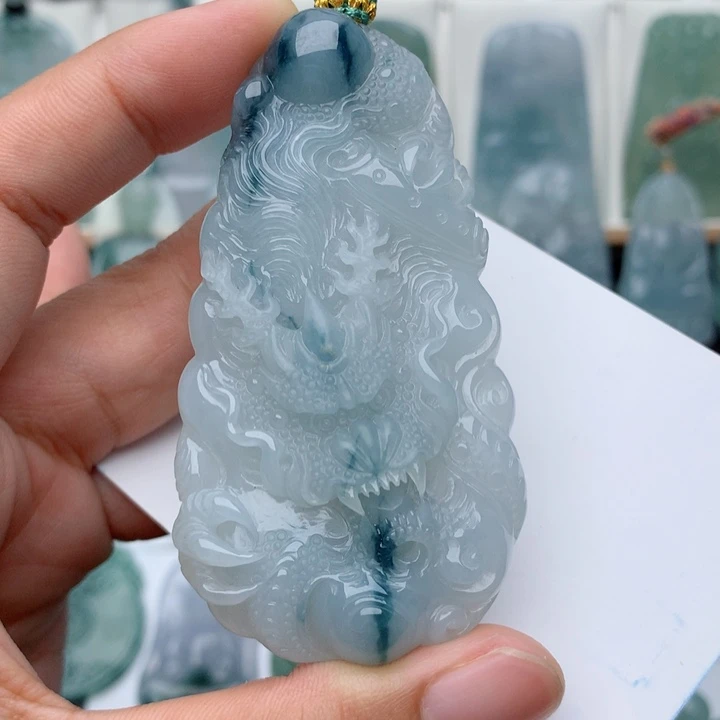 翡翠未镶嵌颈饰龙