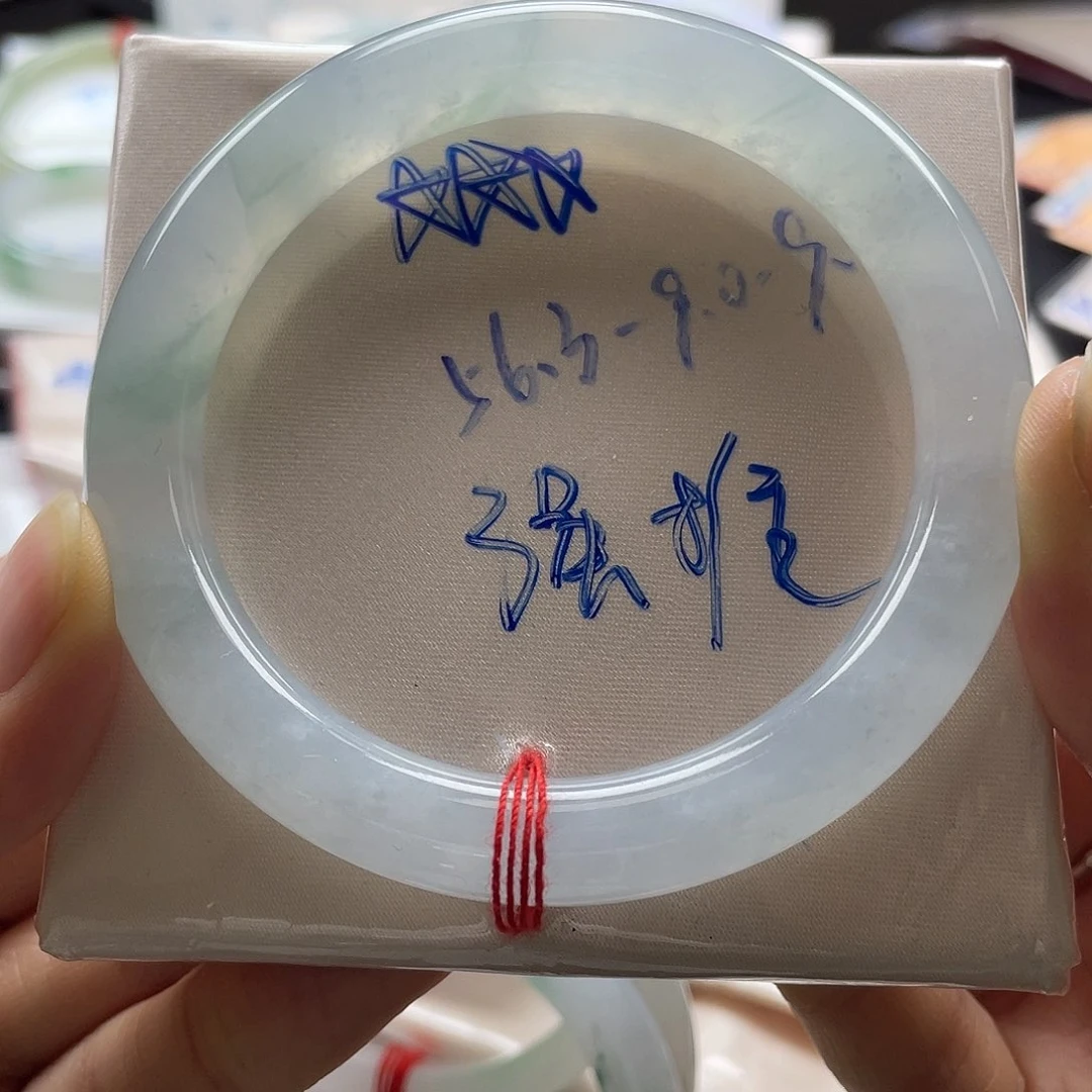 翡翠手镯未镶嵌翡翠