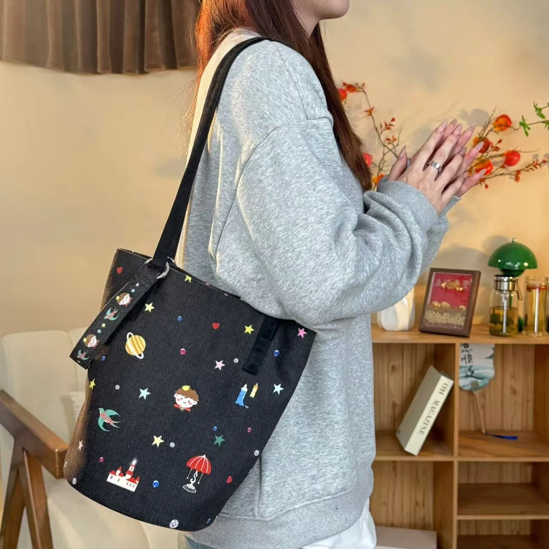 2024新款秋冬快乐王子细肩带水桶包单肩包可爱帆布包女AI