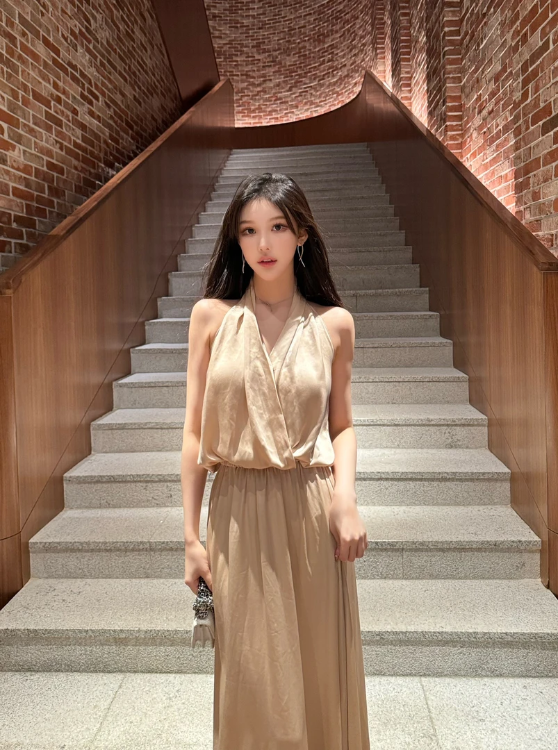 GABBY 浪漫香槟金挂脖法式连衣裙暗扣弹力腰漏背长款度假裙L952