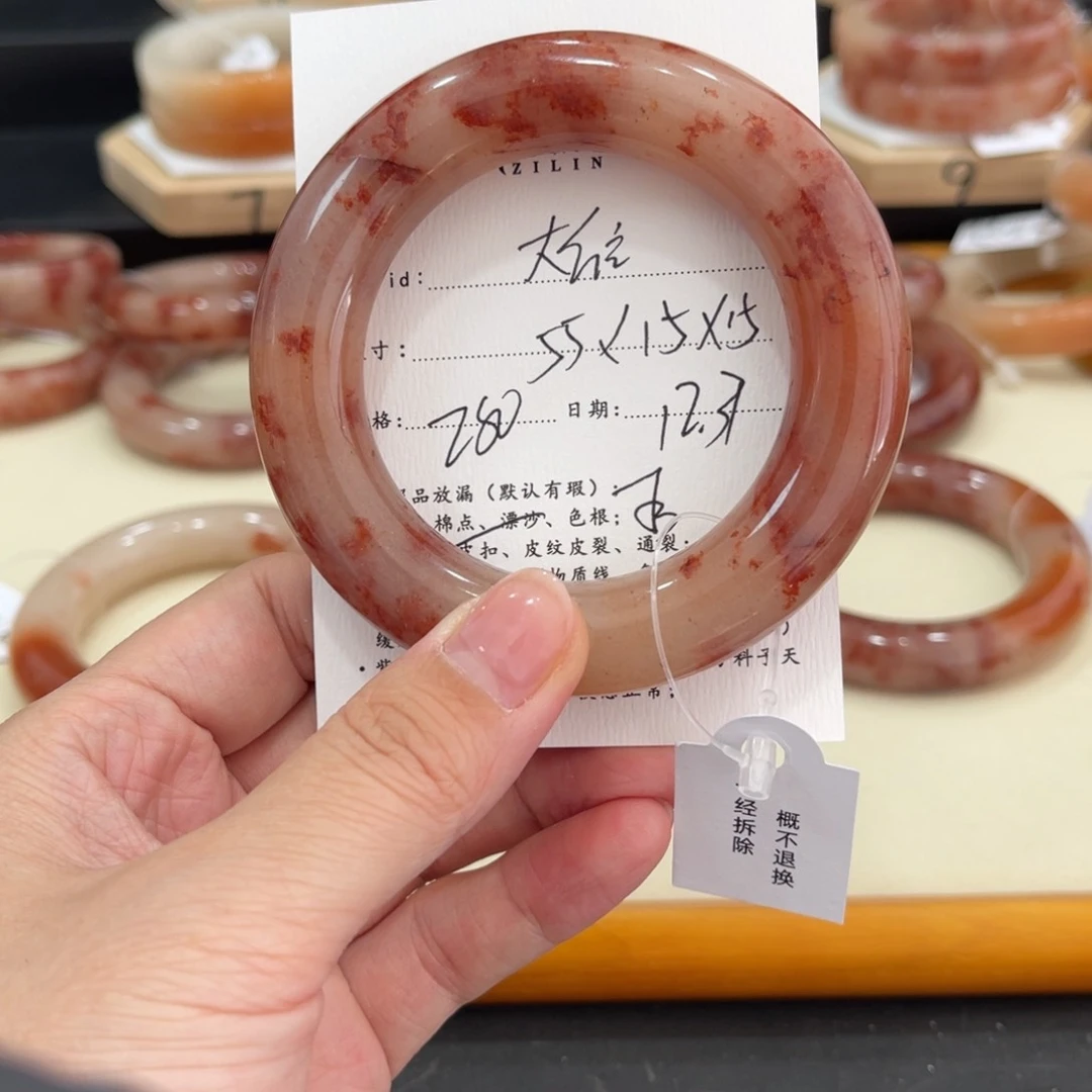 未镶嵌手镯石英质玉是**主