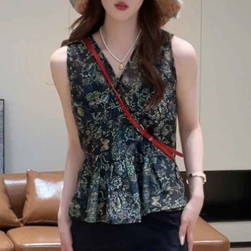 2025夏季新款洋气简约法式V领碎花无袖设计感衣百搭显瘦复古上衣