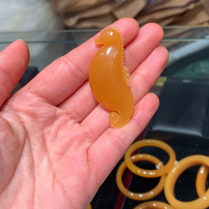石英质玉（黄龙玉）未镶嵌颈饰