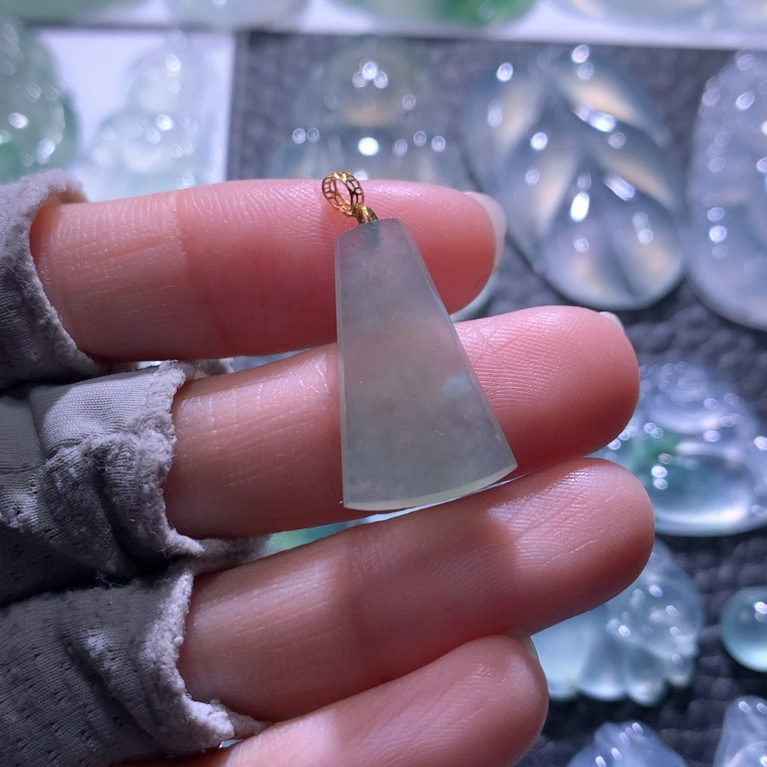 翡翠未镶嵌颈饰无事牌