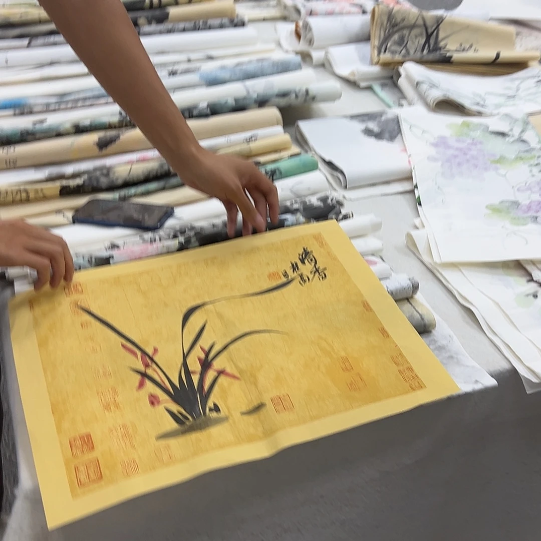 国画卖字画的小男孩