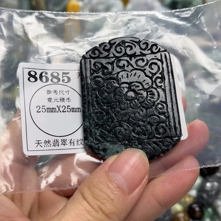翡翠未镶嵌颈饰8685