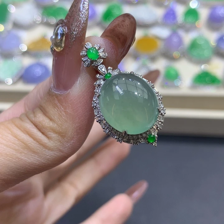 翡翠颈饰18K金镶嵌翡翠