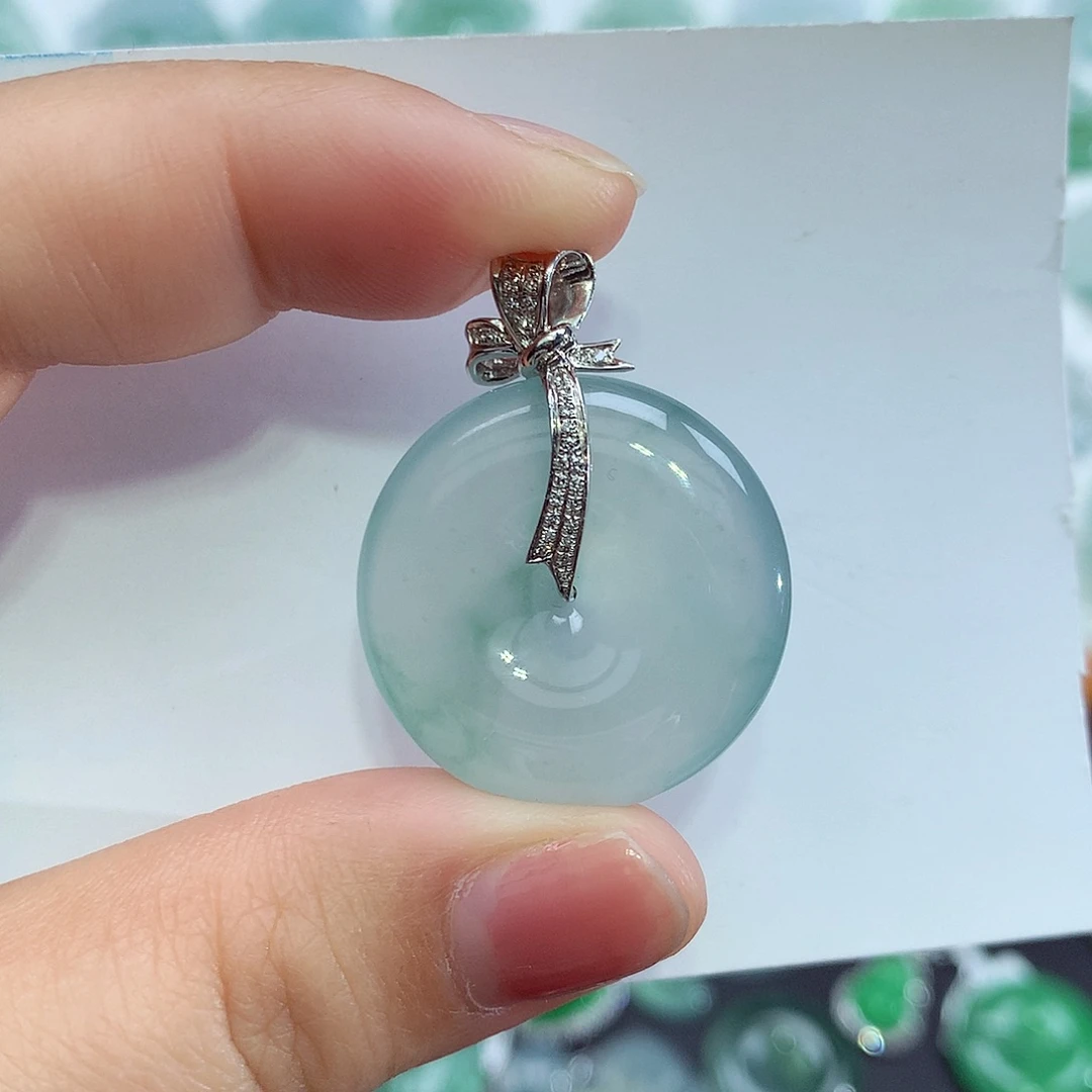 翡翠18K金镶嵌颈饰平安扣