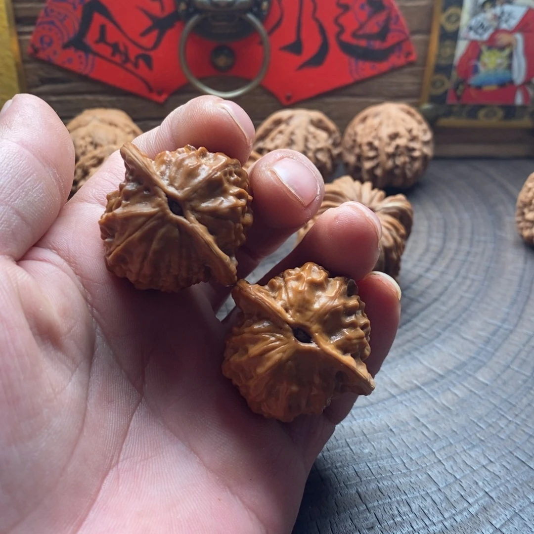 文玩核桃吊坠瓷娃娃