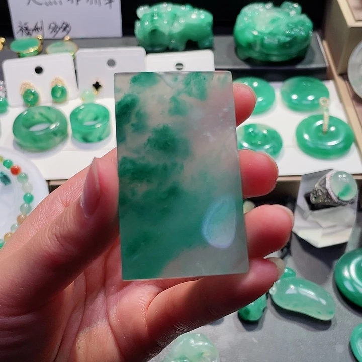 石英质玉吊坠未镶嵌怎****来