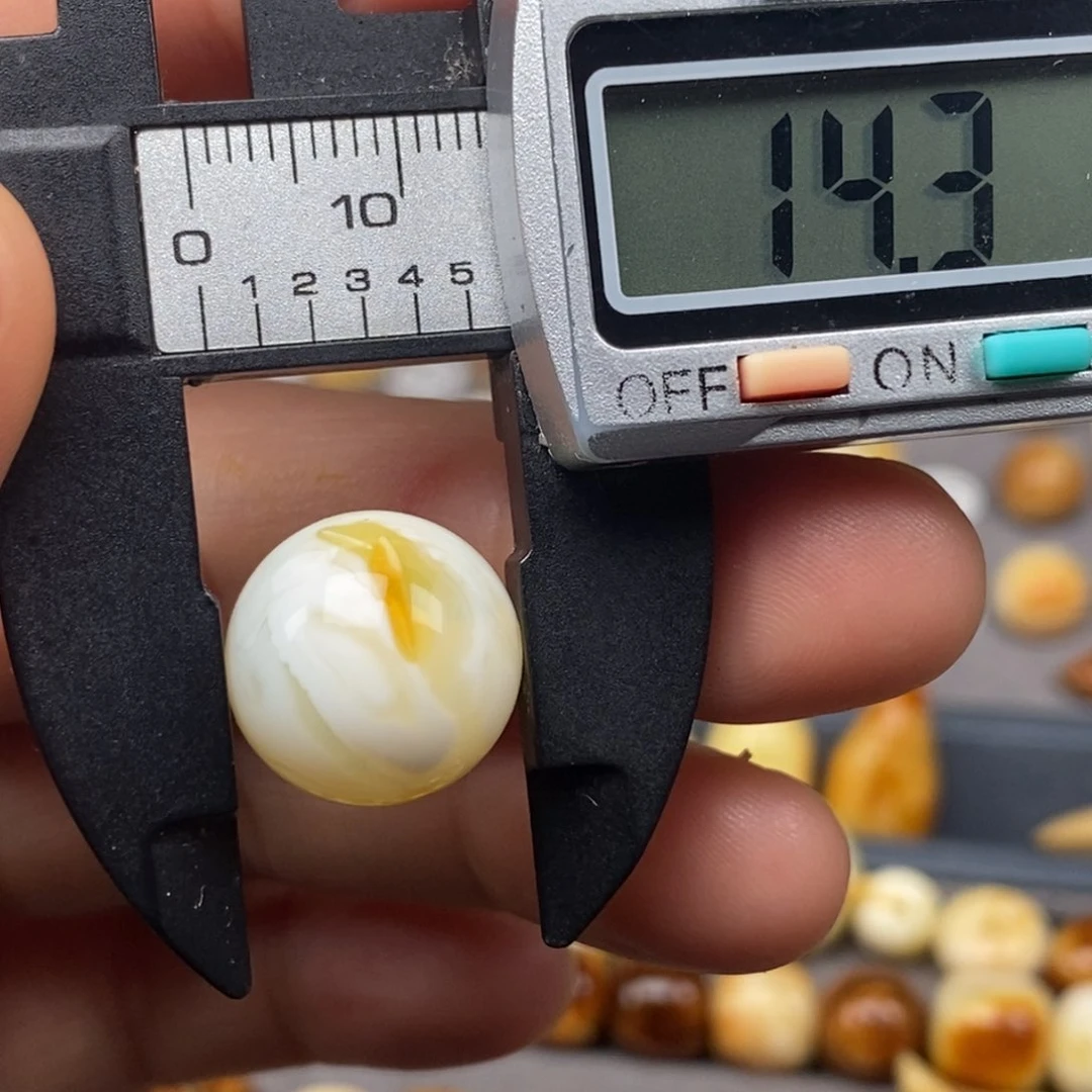 裸石琥珀未镶嵌圆珠