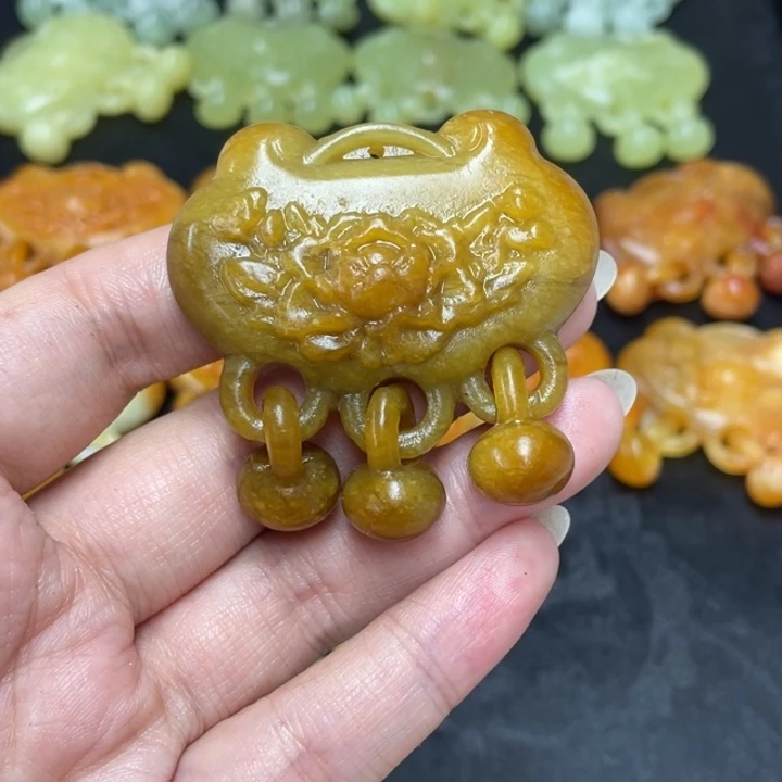 清***婉蛇纹石玉合金颈饰