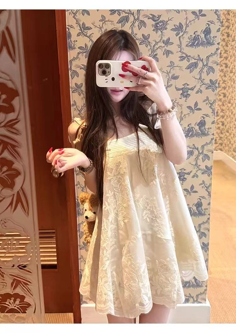 【仲夏梦】夏季新款刺绣亮片显瘦藏肉花瓣边吊带裙配高腰热裤两件套