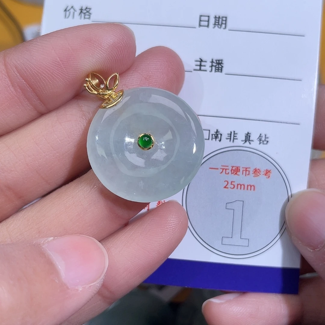 翡翠18K金镶嵌颈饰平安扣