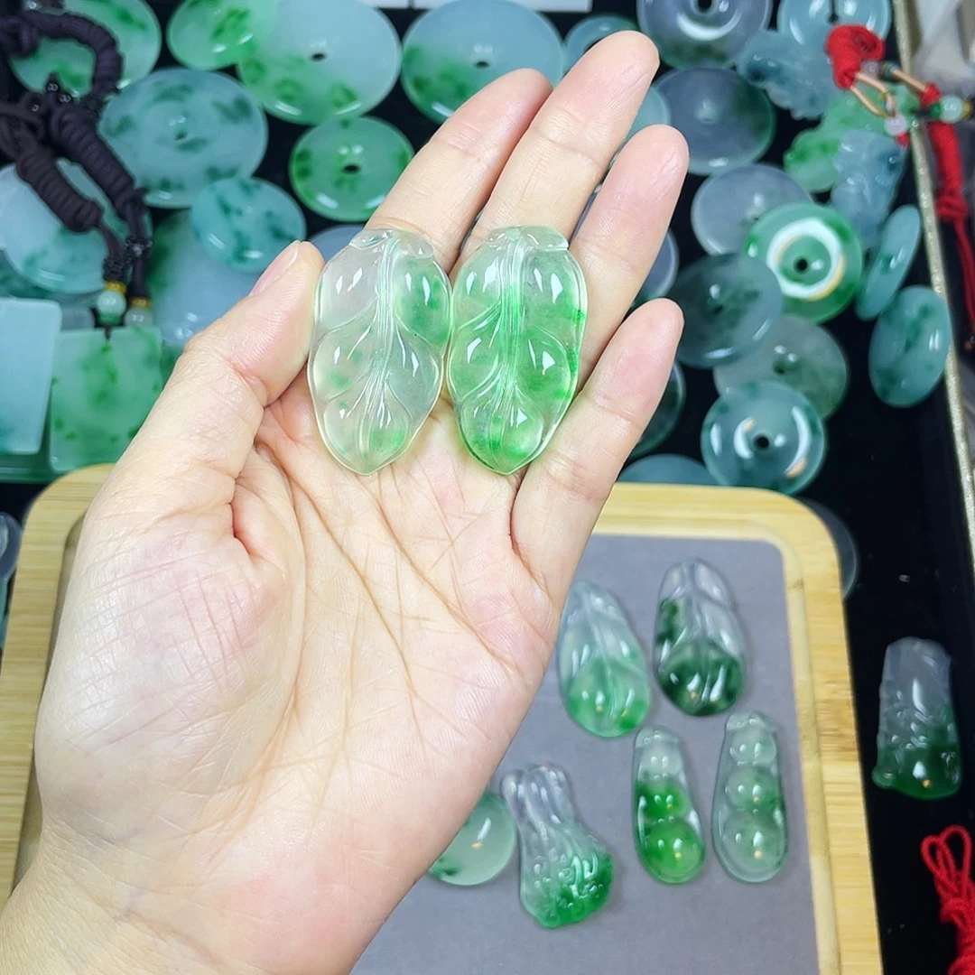 楊***笙翡翠未镶嵌颈饰吊坠