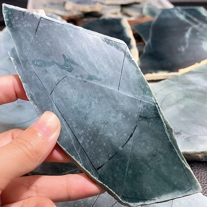 翡翠挂件未镶嵌翡翠