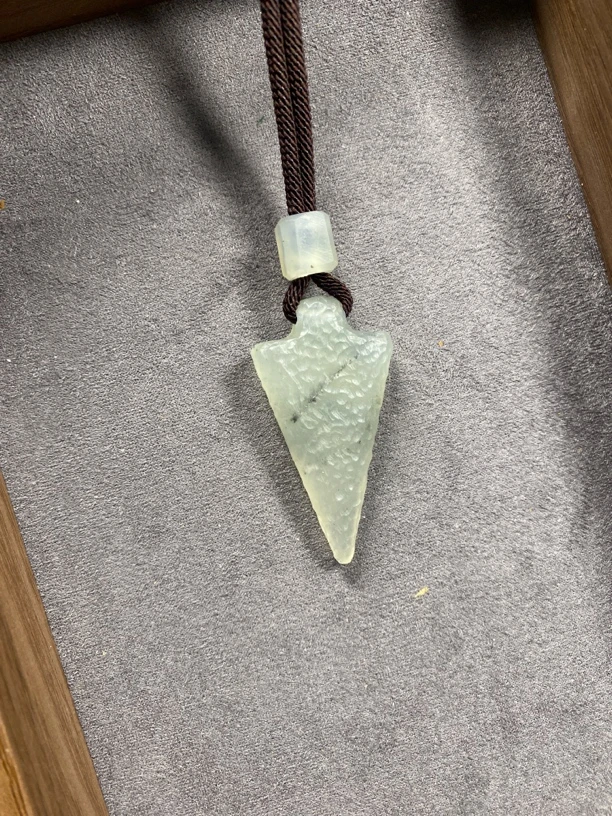 纯天然岫玉纯手工锤纹雕刻挂件