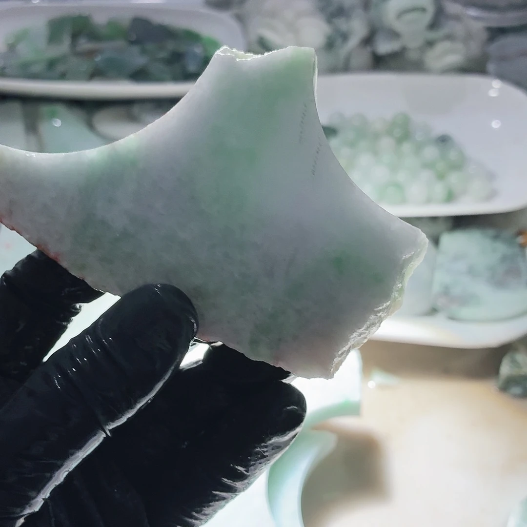 翡翠未镶嵌颈饰边角料