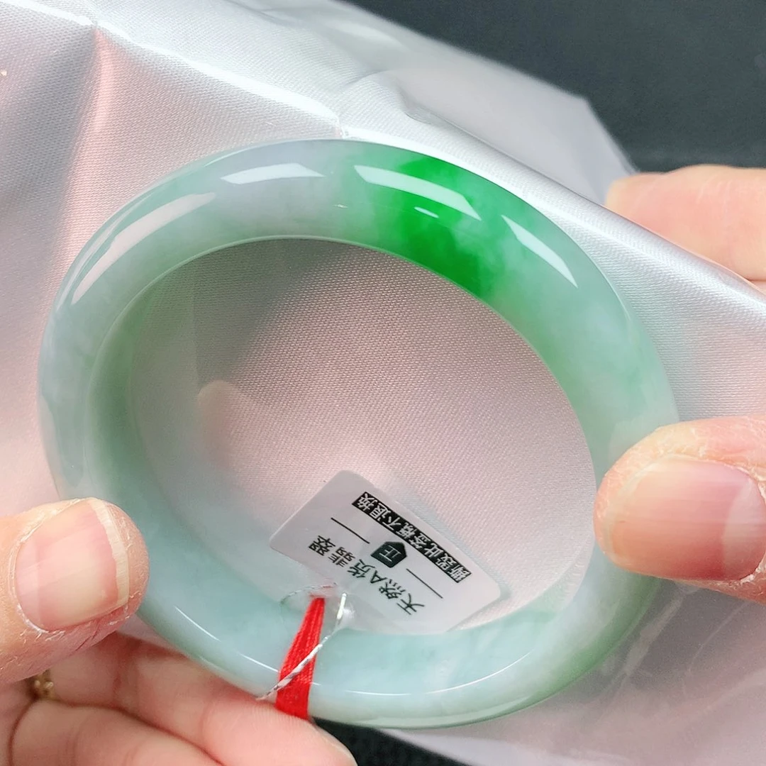 翡翠手镯未镶嵌55圈