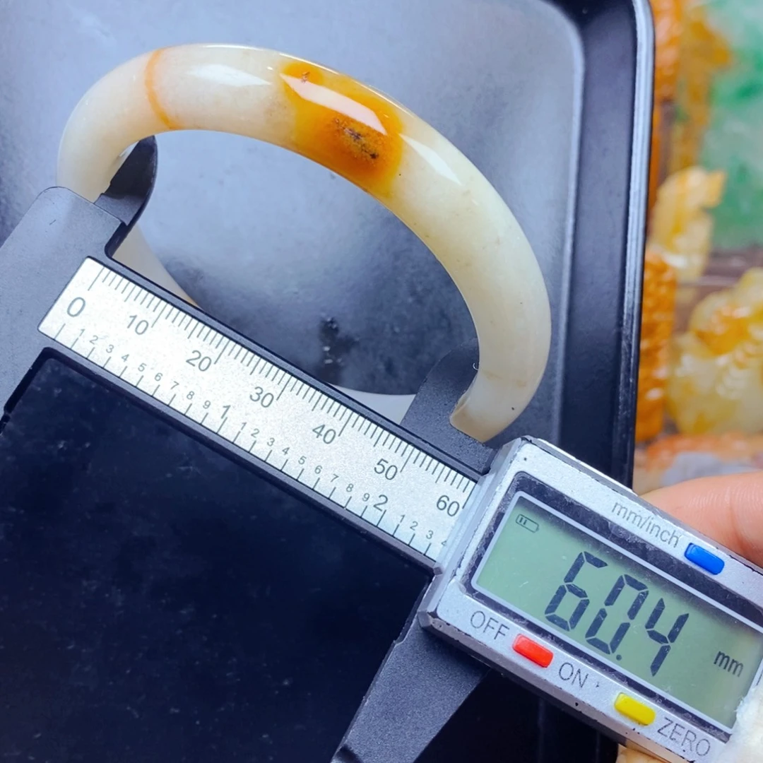 石英质玉（黄龙玉）未镶嵌颈饰