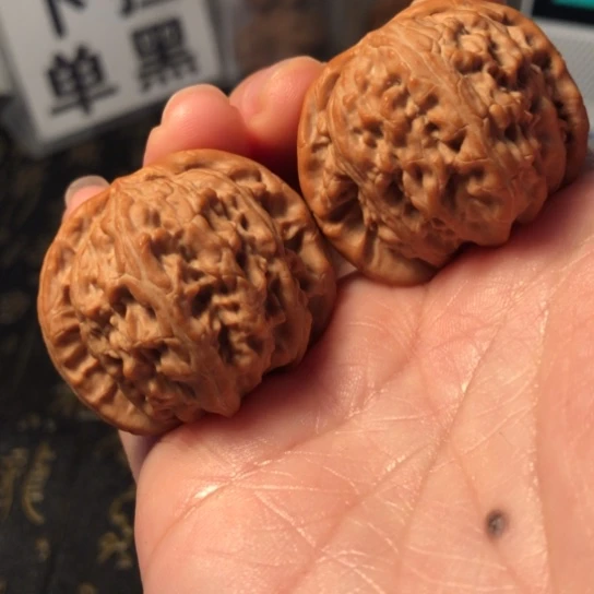 文玩核桃把件闷白39mm