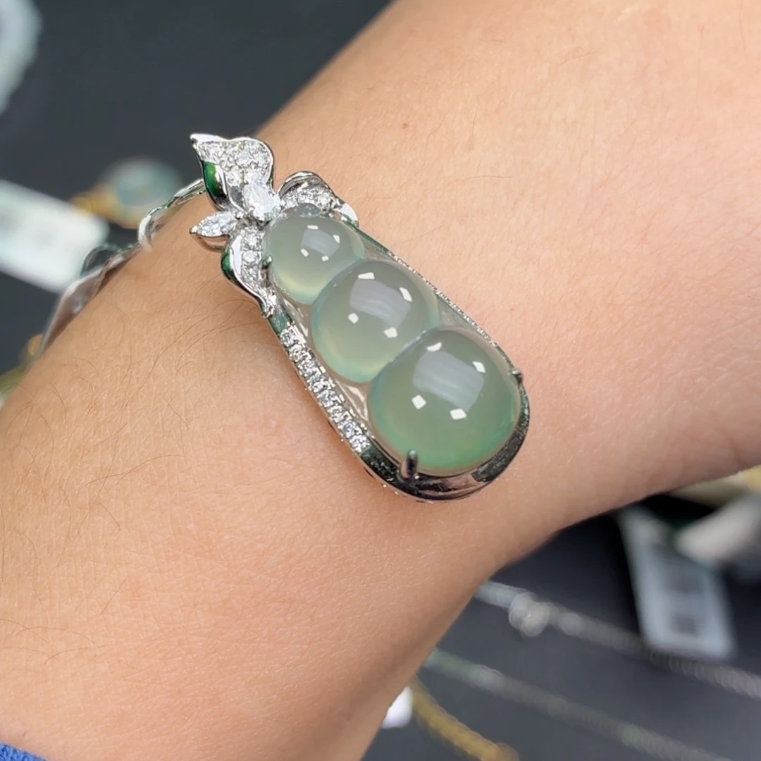 翡翠18K金镶嵌颈饰