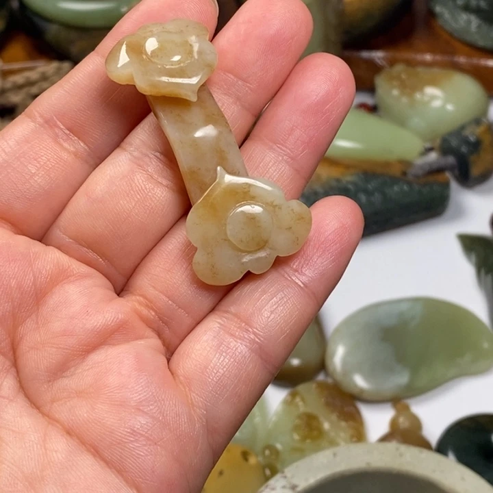 高****和田玉（糖玉）未镶嵌颈饰