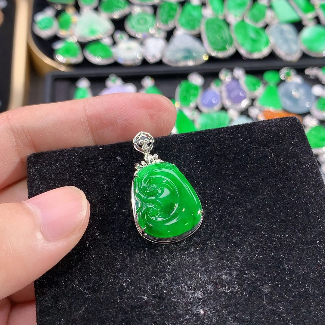 翡翠18K金镶嵌颈饰