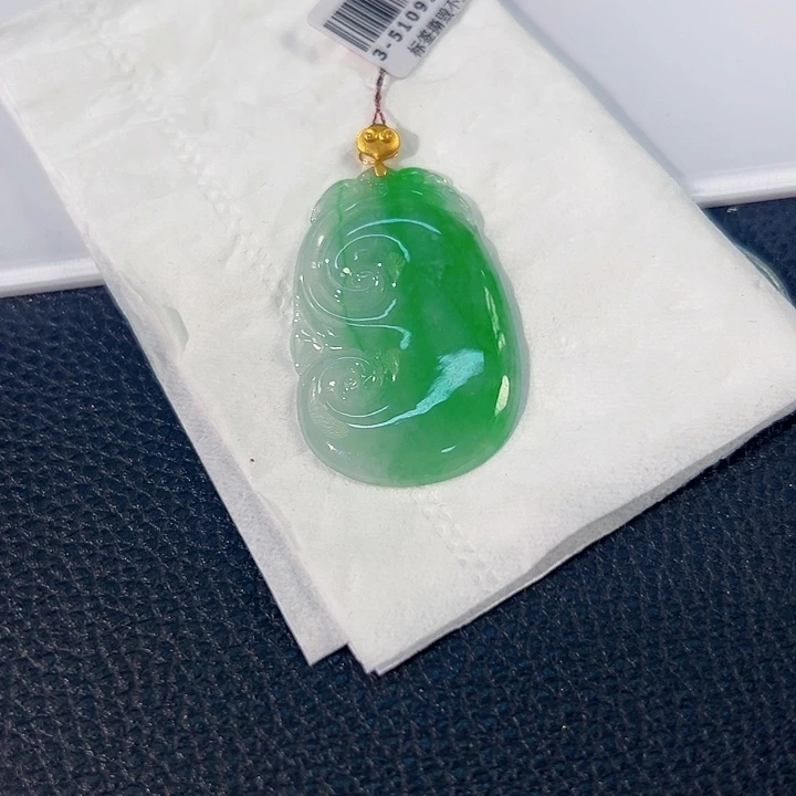 颈饰18K金镶嵌翡翠小*?