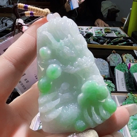 翡翠未镶嵌颈饰一个