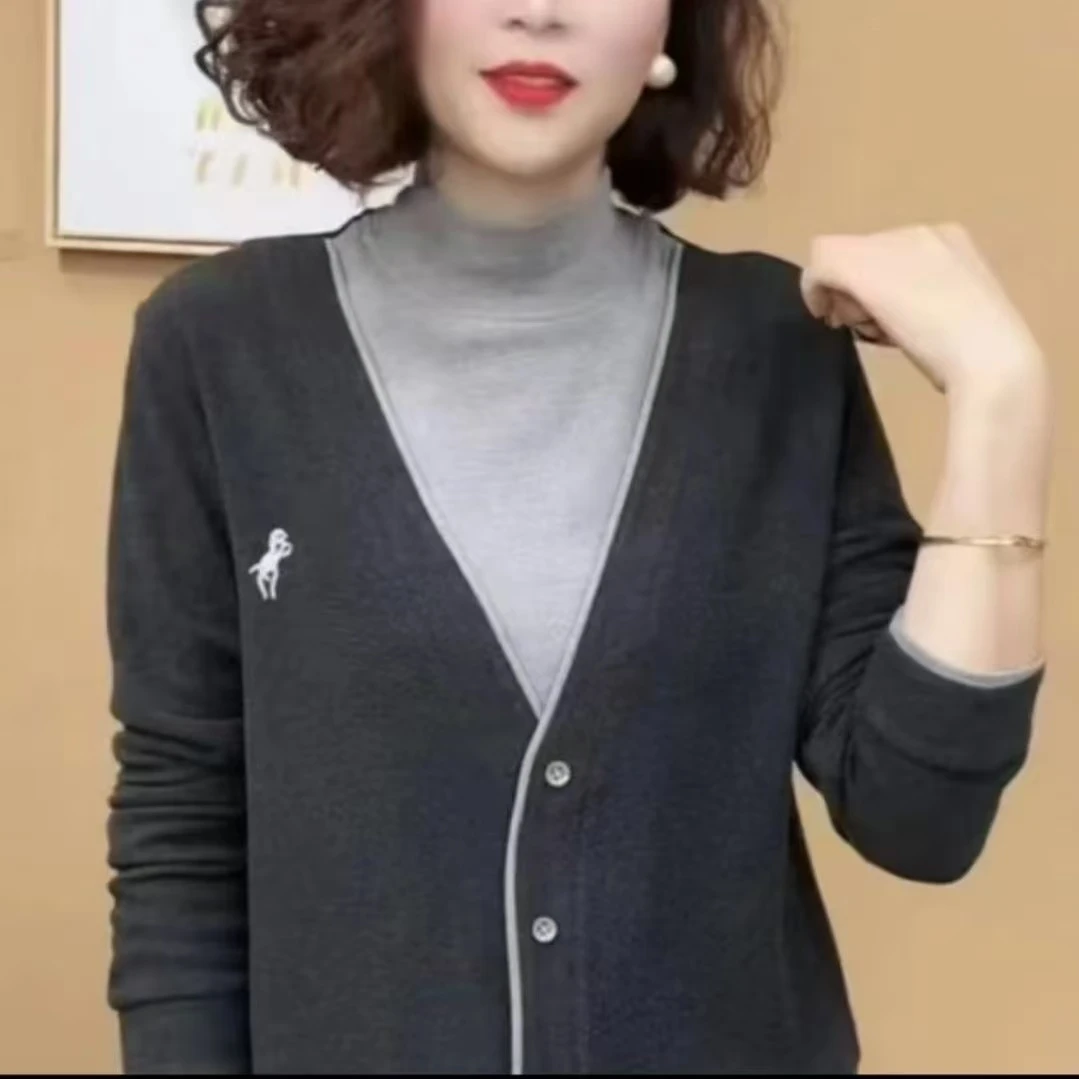 029#德绒长袖t恤女秋冬新款假两件半高领刺绣时尚减龄保暖风打底